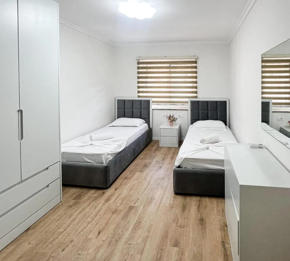 Komuna Parisit New Apartment Tirana